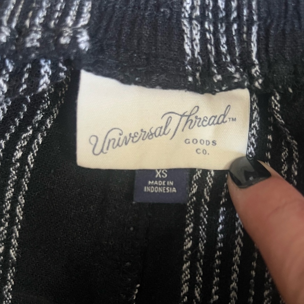 Universal Thread Black & White Striped Shorts Women’s XS - Picture 4 of 5